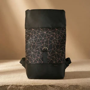 vandor-fekete-fekete-geometrias-004 Fekete-fekete geometriás roll-top hátizsák